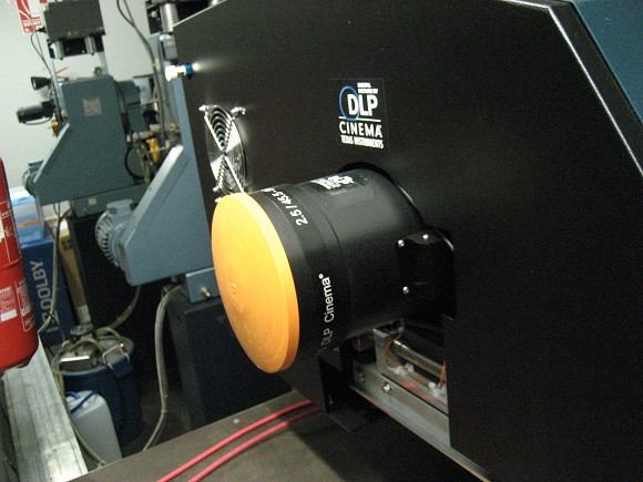 La lente del proiettore digitale DLP